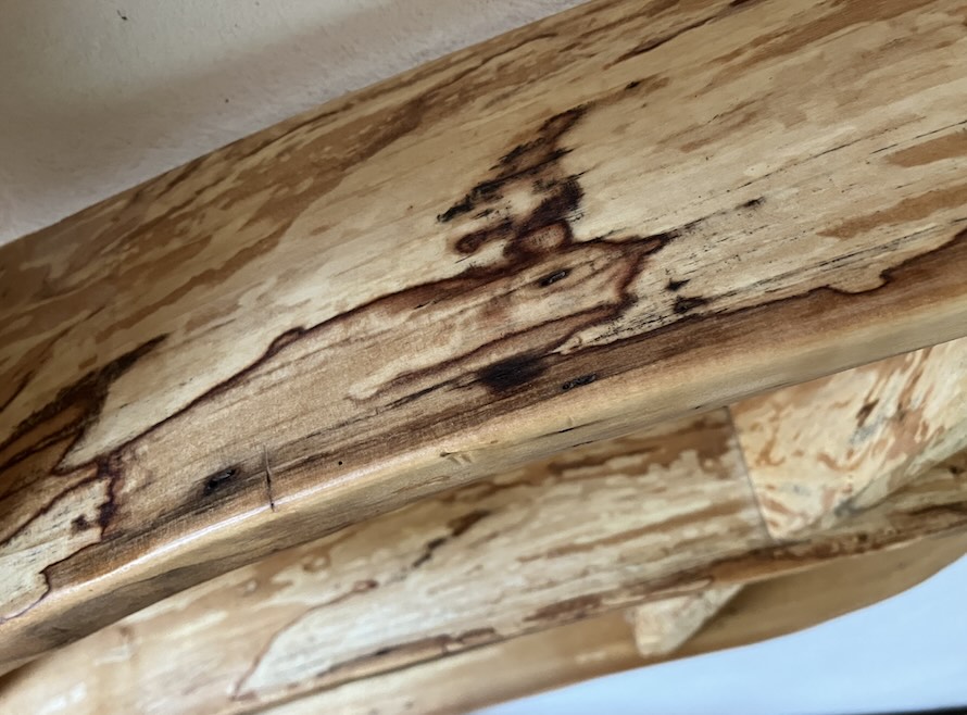 Das durch Pilzbefall beeinflusste und geölte Weidenholz offenbart ein wahres Feuerwerk an Zeichnungen und Farbtönen.